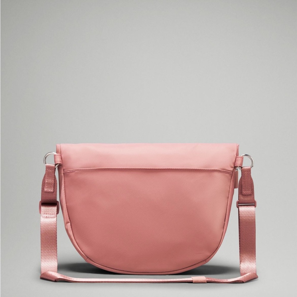NWT Lululemon All Night Festival Bag 5L Pink Crossbody Shoulder W/ Keychain - Picture 3 of 7